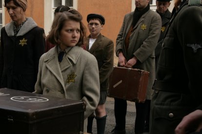 3_hana_prepares_for_the_train_to_auschwitz_october_1944_grande_872